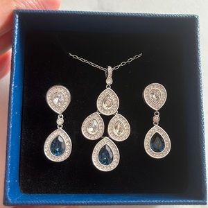 Swarovski Jewelry Set，necklace+earrings，like new!